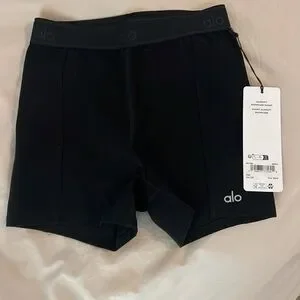 【新品】4\" Alosoft Showcase Short XS ALO Yoga | Shorts | Nwt Alo 4 Alosoft Showcase Short Candy